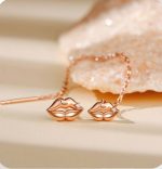 گوشواره بخيه ای و ميخی طلا زنانه طرح لب - تصویر 4