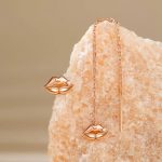 گوشواره بخيه ای و ميخی طلا زنانه طرح لب - تصویر 6